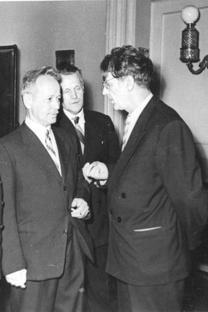 Михаил Шолохов и Николай Задорнов на II съезде писателей. 1954